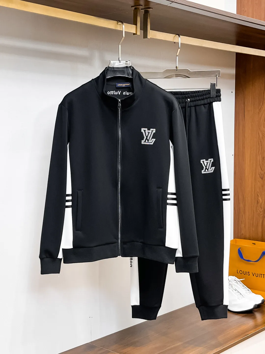🅿️720 Prada 2025 autumn and winter new counter casual suit of the same style, breathable, comfortable and casual! Full of high-end feel! The details are exquisite and high-end, and the workmanship is impeccable! The original high-end fabric is very high-end! The fabric is crisp, anti-wrinkle and wear-resistant, warm, neat and stylish. Everyone must buy a set this autumn and winter. They must look cool and handsome when wearing it. We specially recommend the size M-3XLC30